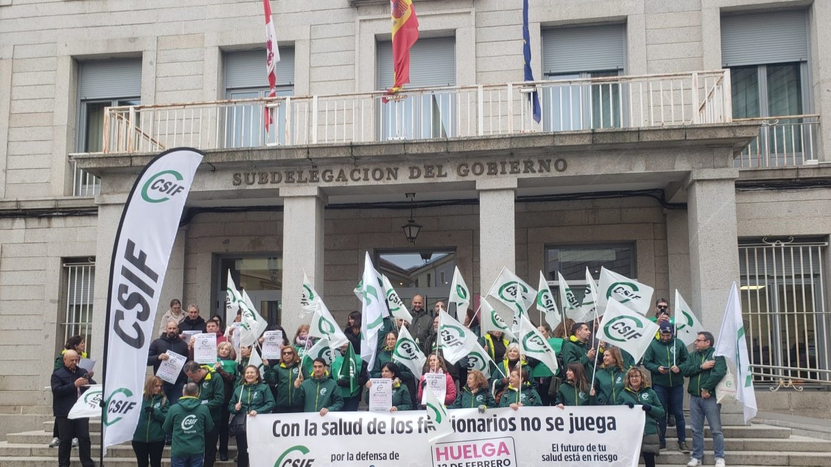 Un momento de la concentración a las puertas de la Subdelegación de Segovia.