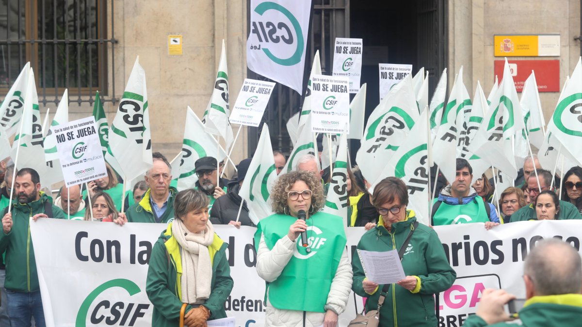 Los mutualistas se concentraron delante de la Subdelegación del Gobierno en León citados por Csif.