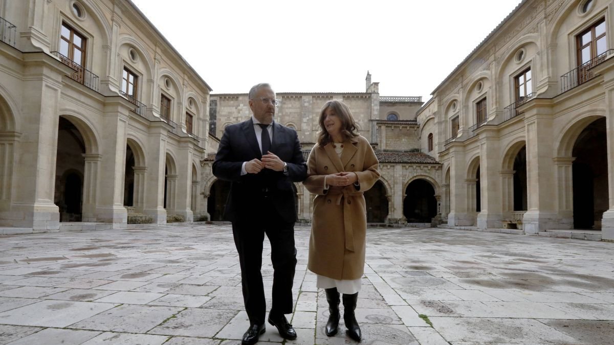 El presidente la Fundación Castilla y León y las Cortes, Carlos Pollán, y la rectora Nuria González, en San Isidoro.