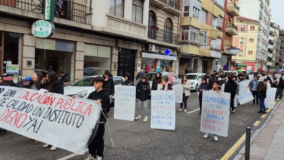Los alumnos por la calle Santa Nonia antes de llegar a la Dirección Provincial de Educación.