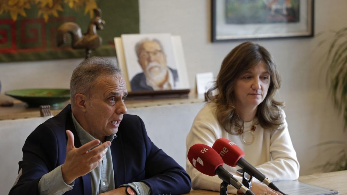 Joaquín Otero y Nuria González, ayer, en la presentación de las becas en la sede museo de la Fundación Antonio Pereira.