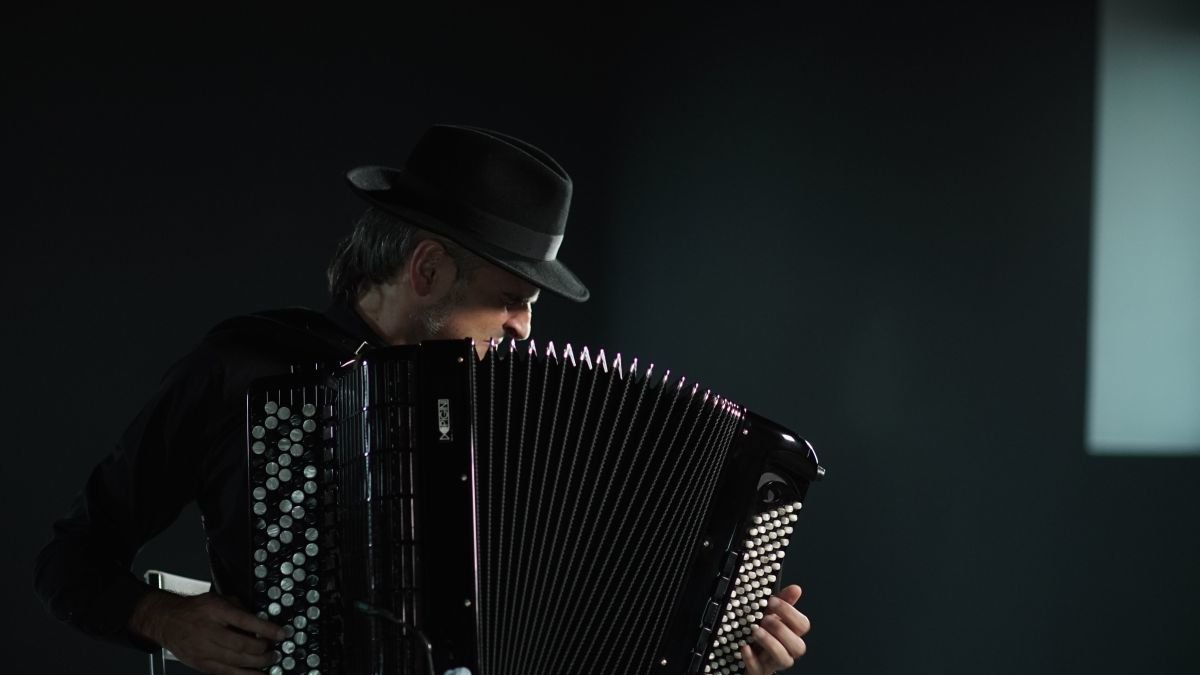 Gorka Hermosa (Urretxu, 1976) es un músico polifacético: acordeonista, compositor, profesor, escritor, editor.