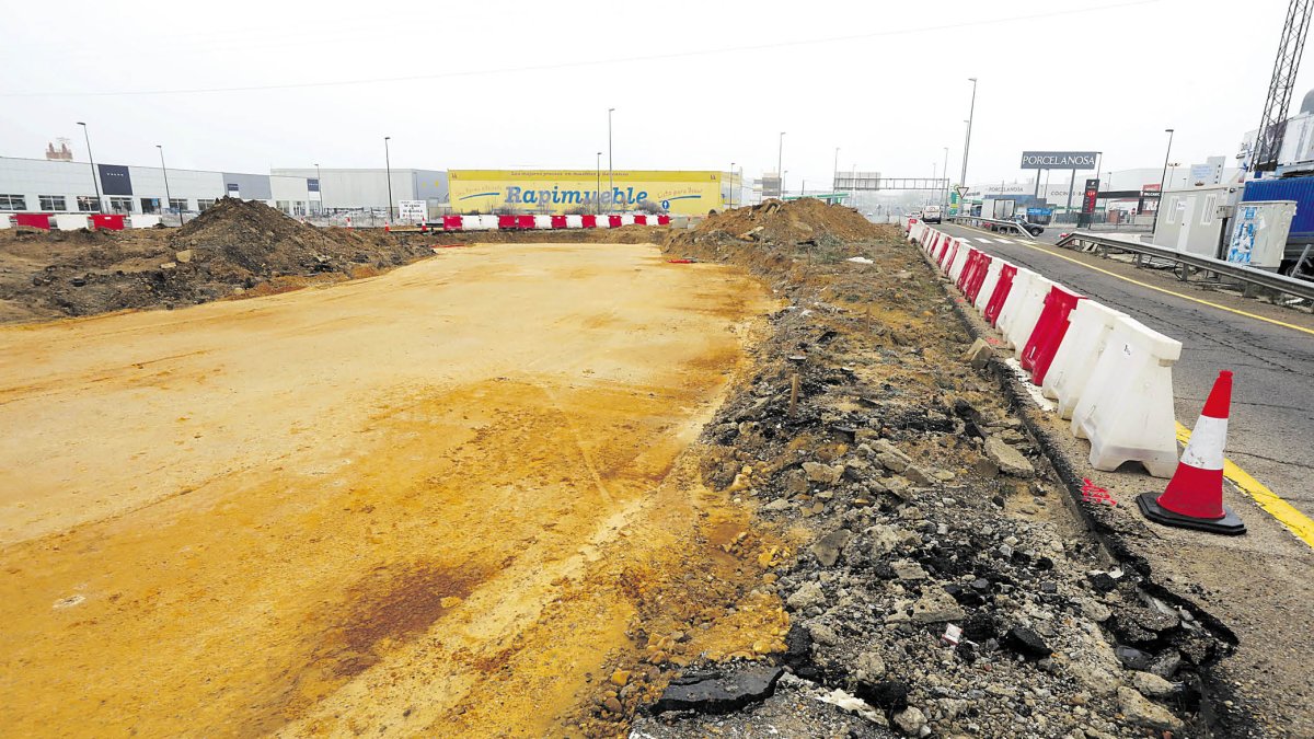 Obra en el cruce de Trobajo del Camino