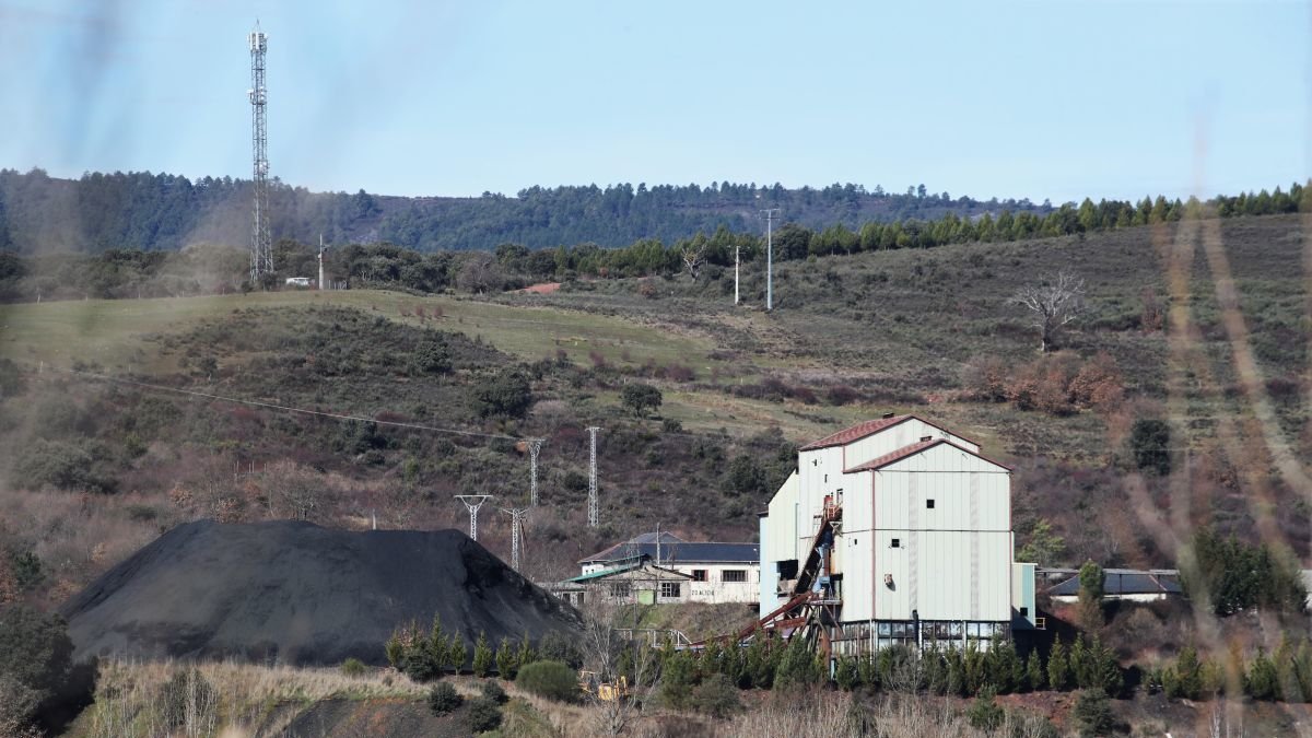 Pila de carbón en el Pozo Julia, a las afueras de Fabero.