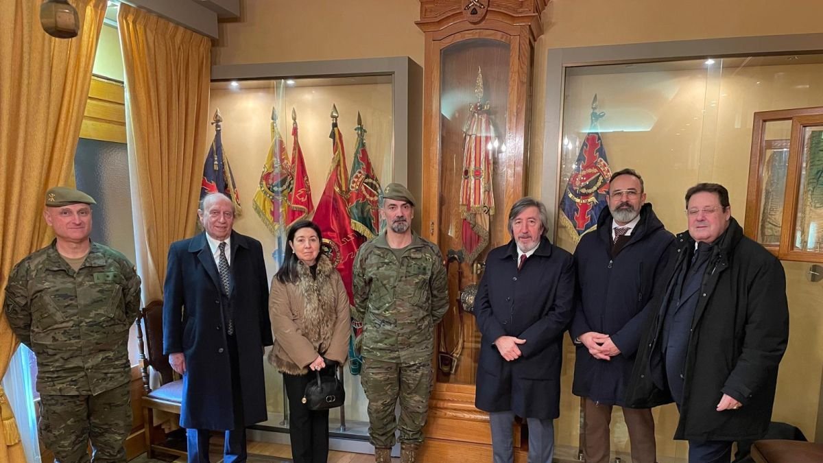 La Cofradía del Milagroso Pendón de San Isidoro visitó al coronel Jefe del Regimiento de Artillería.