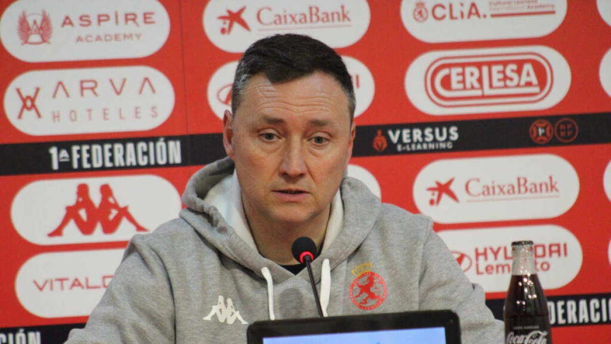 Llona expresa la importancia del partido de la Cultural ante la Real Sociedad B en Zubieta.