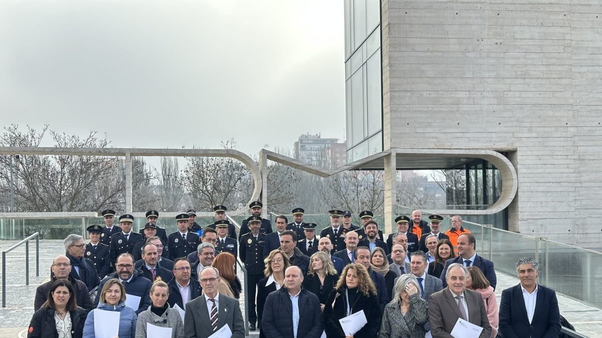Foto de familia de la renovación del acuerdo sobre las policías locales.