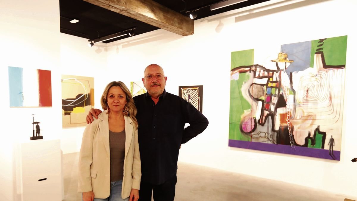 Marga Carnero y Pelayo Ortega, ayer en la Galería Ármaga.
