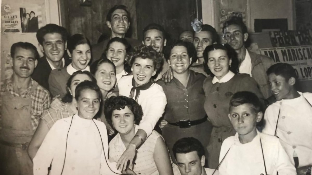 Ana Mariscal, en el centro, posa con los trabajadores del Cine Morán y los vendedores de caramelos mientras le pasa el brazo a la taquillera del Edesa María Luis Lobo.