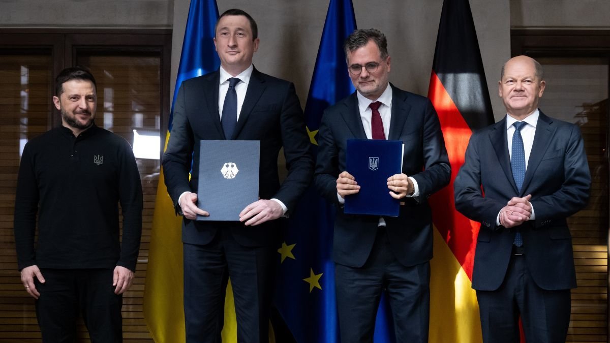 Olaf Scholz con Volodymyr Zelensky. En el medio, los ministros ucraniano y alemán.