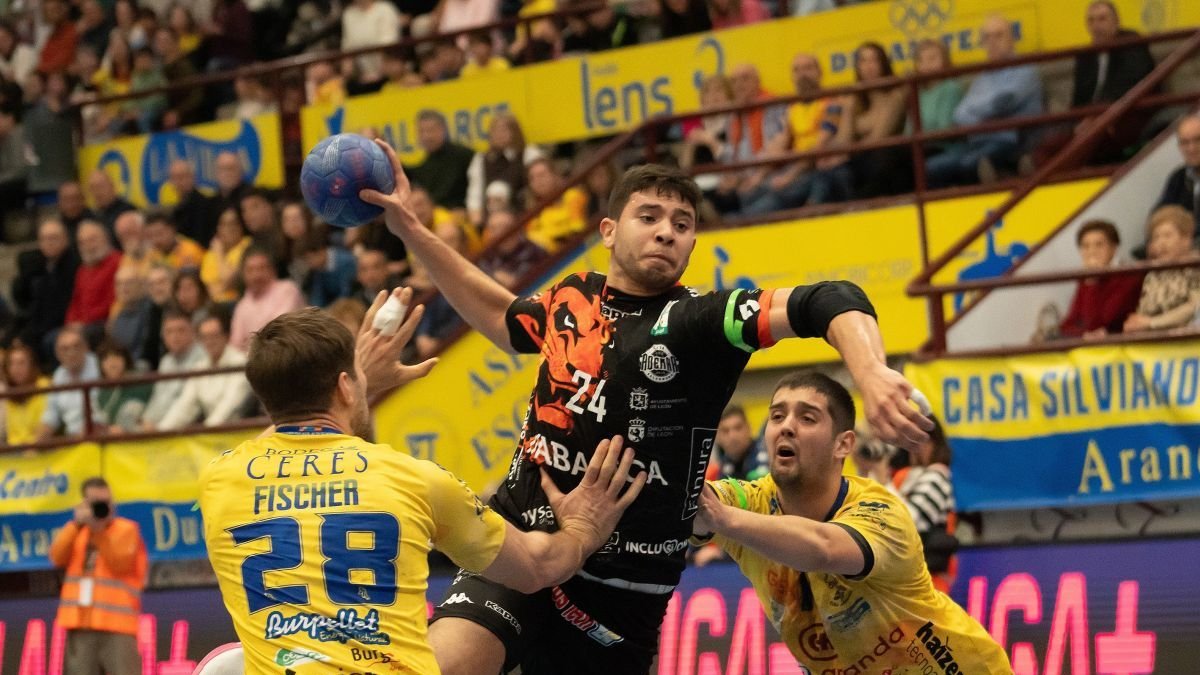 Marwan intenta lanzar ante la portería delk Villa de Aranda en una acción en la que es obstaculizado por dos rivales.