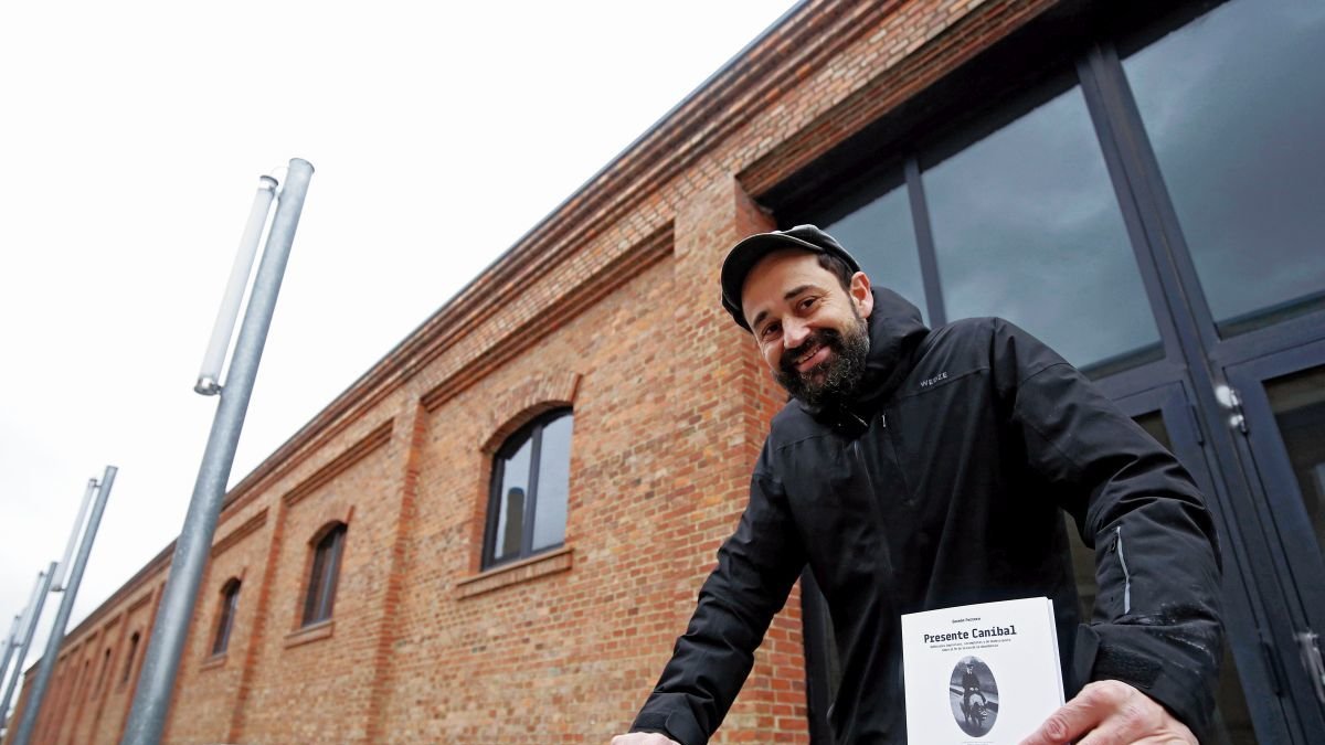 Germán Ferrero, en su barrio, delante del Palacín.
