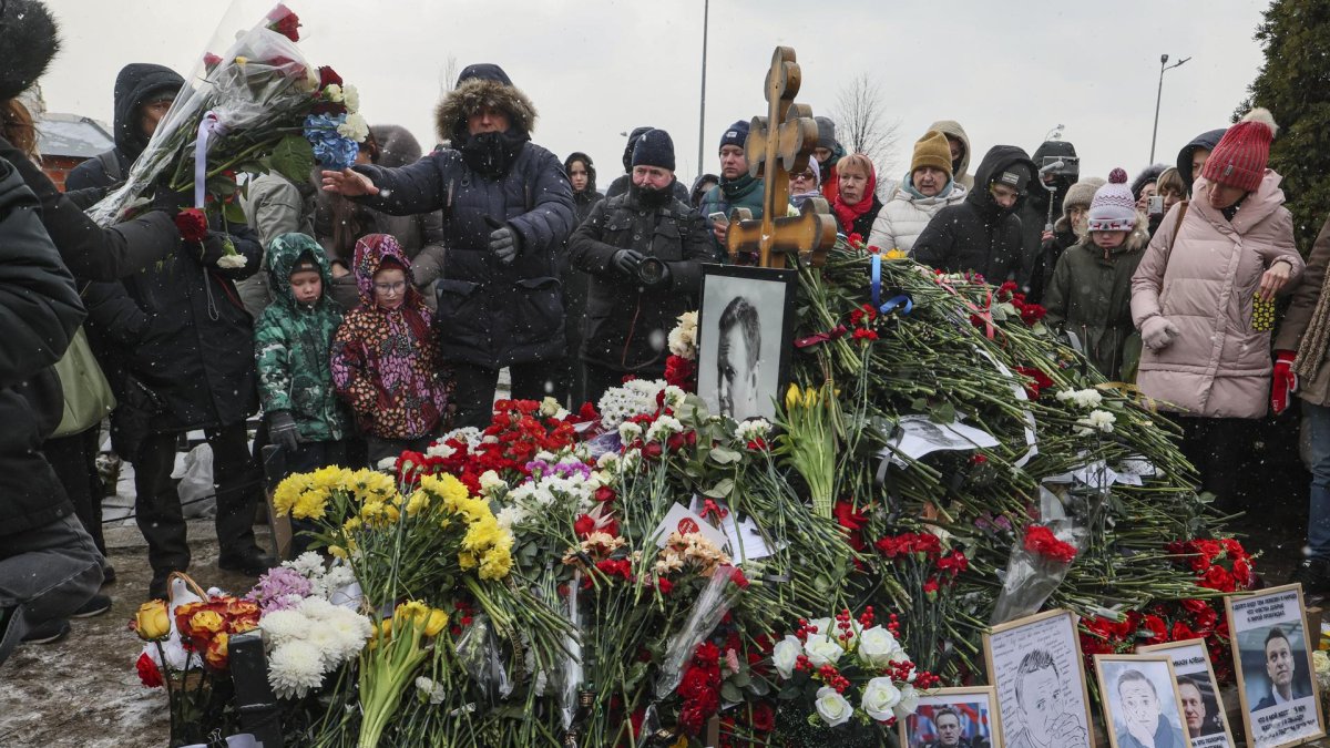 Unas personas dejan flores en la tumba del fallecido líder de la oposición rusa Aléxei Navalni, en el cementerio Borísovski, en Moscú, el 16 de febrero de 2025. EFE/EPA/MAXIM SHIPENKOV