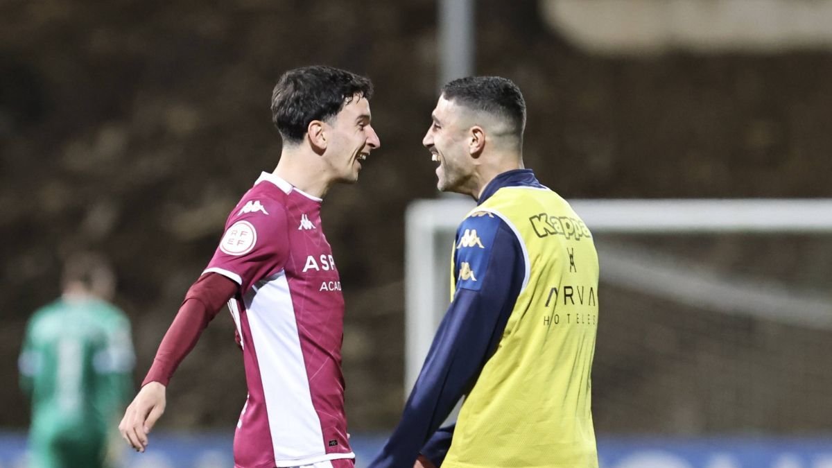 Luis Chacón, izquierda, celebra el empate en Zubieta con su compañero Víctor Ruiz.