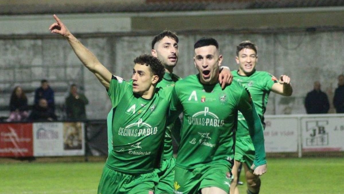Mas (derecha) celebra junto a sus compañeros uno de sus goles anotados en Ciudad Rodrigo.