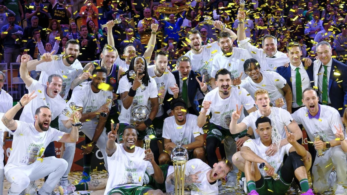 El Unicaja celebra el título de campeón de la Copa del Rey tras derrotar al Madrid en la final.