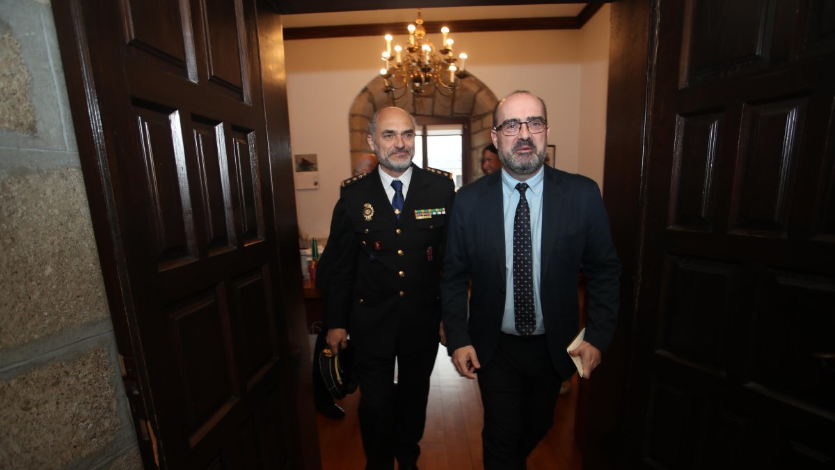 El nuevo comisario Roberto Morán de Campo, con el alcalde de Ponferrada, Marco Morala