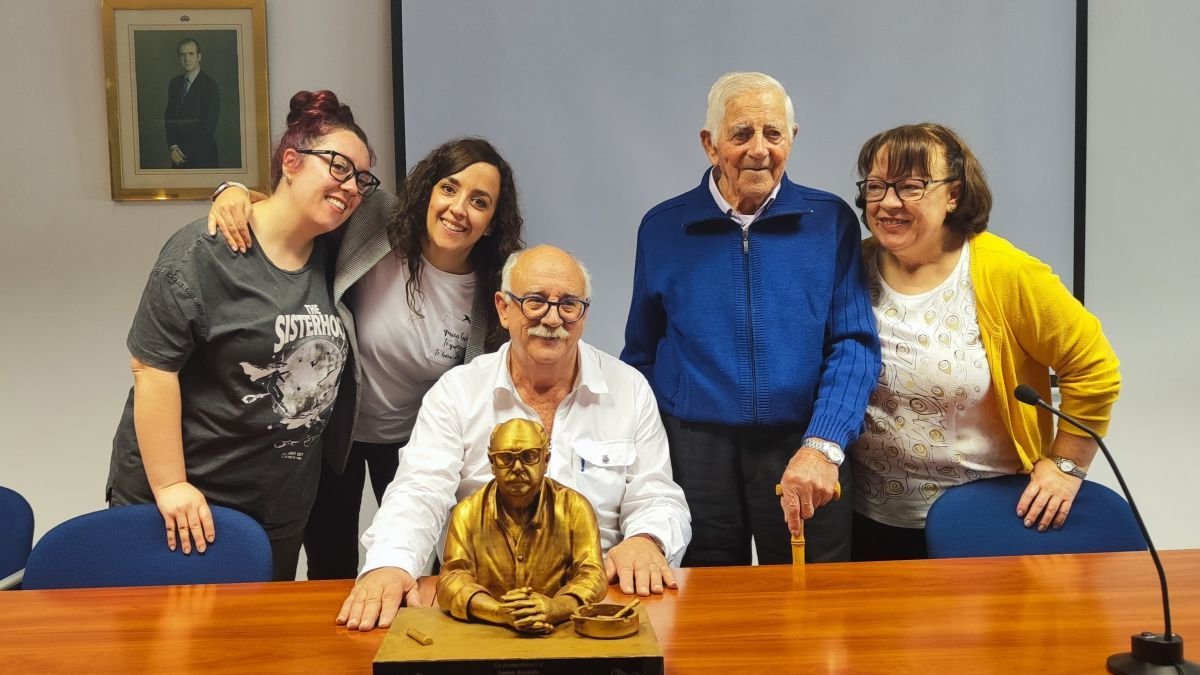 Los homenajeados durante el acto en la sede de la comunidad de regantes.