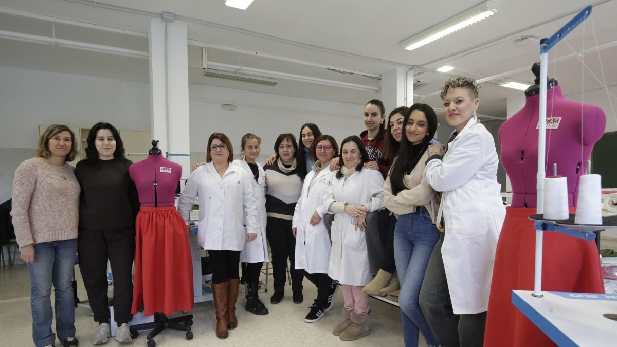 Alumnas y maestras, con los maniquíes del aula.