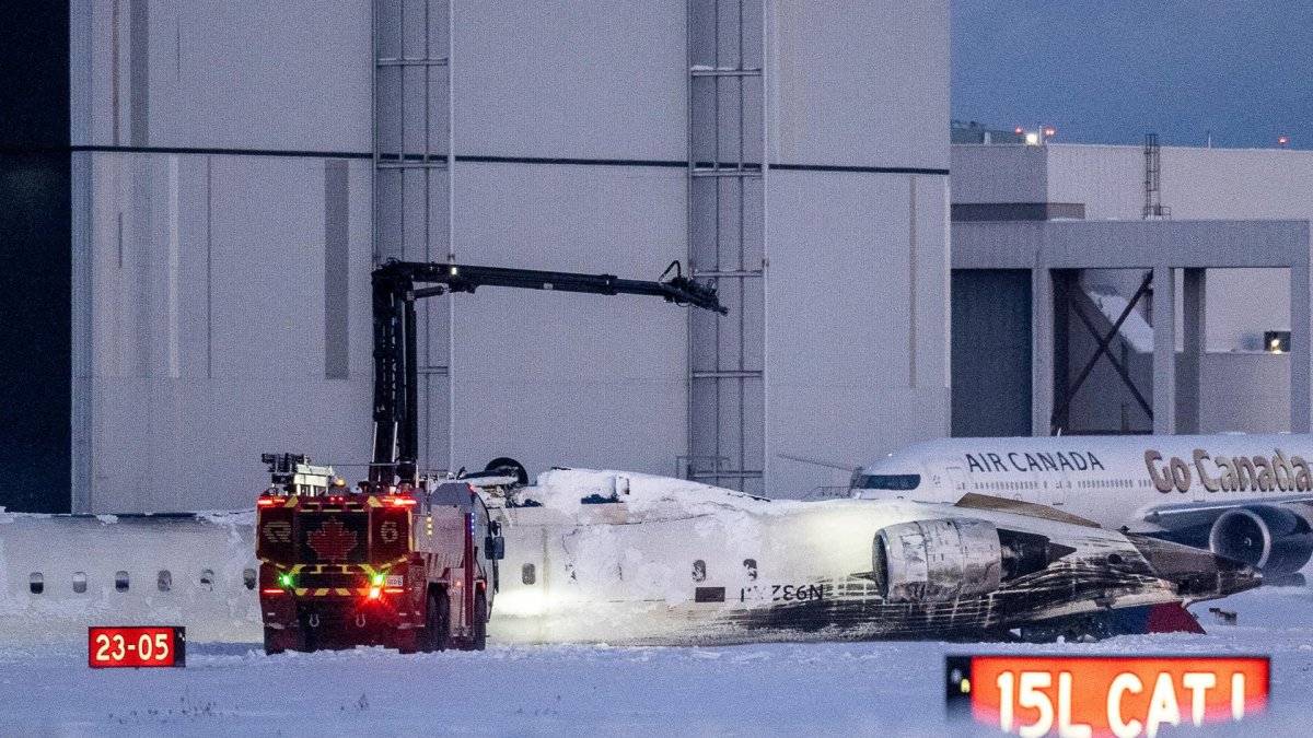 Los equipos de emergencia se reunen en el lugar del accidente donde un avión de Delta Air Lines se volcó mientras aterrizaba en el Aeropuerto Internacional Toronto. EFE/EPA/Eduardo Lima