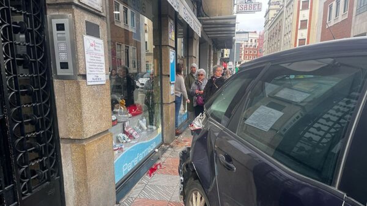 El vehículo empotrado contra un escaparate.