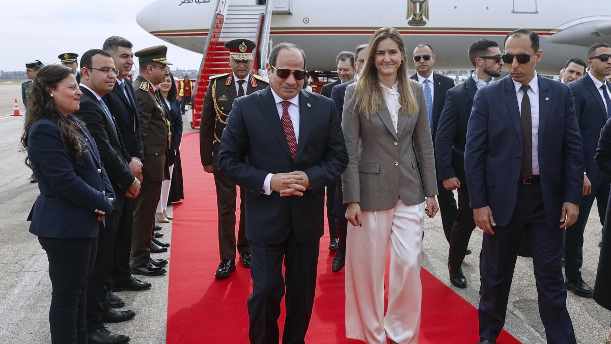 El presidente de Egipto, Abdelfatah al Sisi, llega al aeropuerto de Barajas en Madrid, donde ha sido recibido por la vicepresidenta tercera y ministra para la Transición Ecológica y el Reto Demográfico, Sara Aagesen (a su lado). EFE/ Rodrigo Jimenez