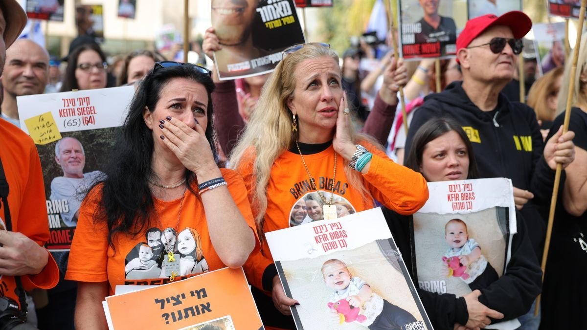 Imagen de uno de los niños y su madre.