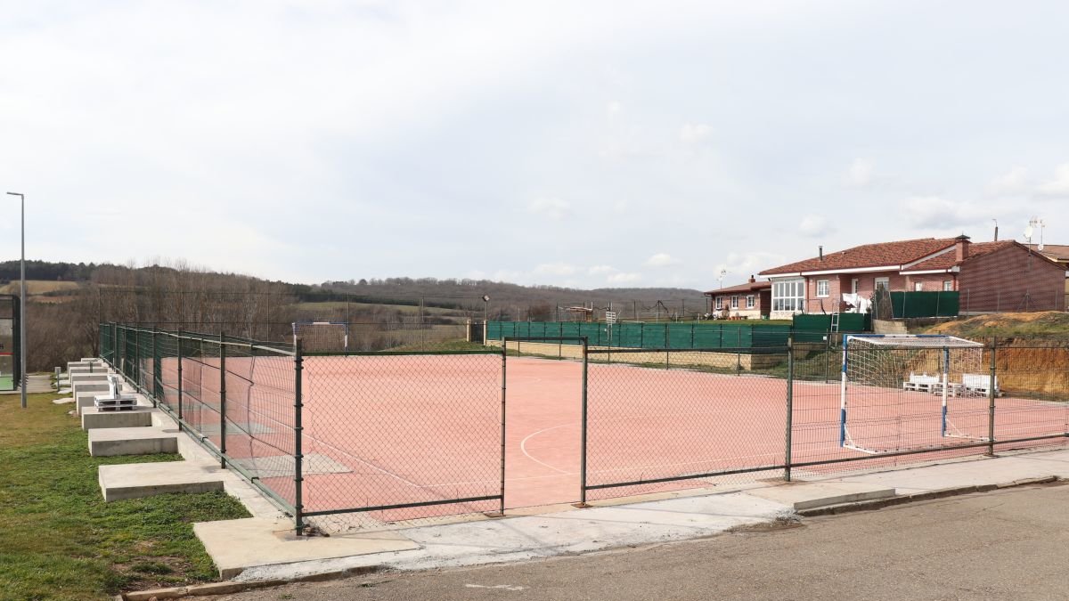 Pista deportiva de Almanza donde se colocará una cubierta.