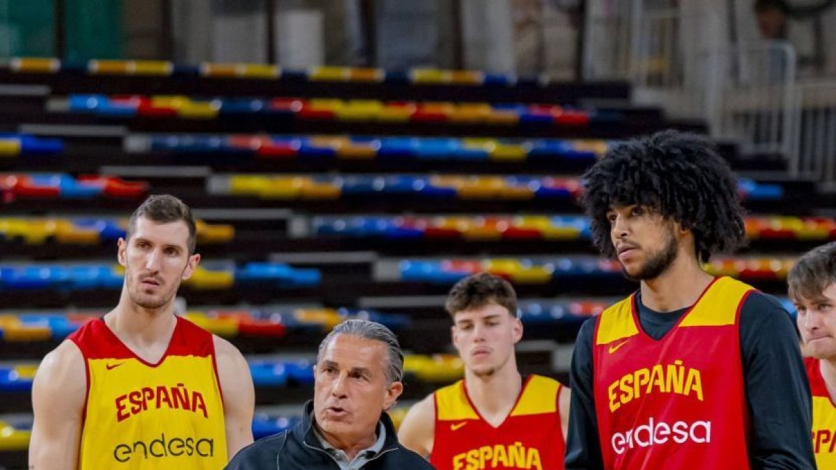 Sergio Scariolo, seleccionador de España, da instrucciones a Izan Almansa en el entrenamiento.