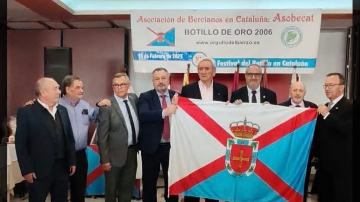 En el centro, Eduardo Morán, Luis del Olmo y Olegario Ramón, con la bandera del Bierzo.