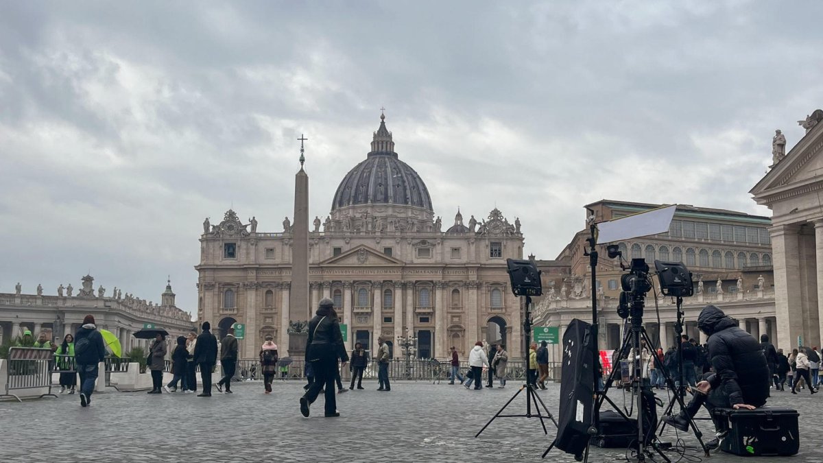Ubicada a poco más de 4 kilómetros del Hospital Gemelli, donde el papa Francisco permanece ingresado desde hace seis días con una neumonía bilateral, la vida en la Plaza de San Pedro, centro la cristiandad y objetivo de muchos visitantes que llegan a Roma, transcurre con normalidad. Con todas las miradas fijas en el hospital, al que decenas de fieles se acercan a poner velas y mensajes de cariño para el pontífice, en la Ciudad del Vaticano, el epicentro de la religión católica, la jornada sigue como si nada, con cientos de peregrinos que llegan a San Pedro con motivo del Jubileo. -EFE Claudia Sacristán Valle