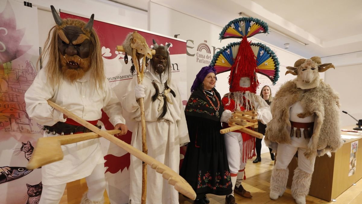 Los jurrus y los madamitos protagonizaron la presentación del Carnaval en León.