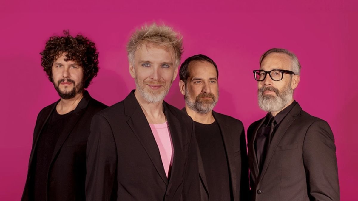 Elefantes son Jordi Ramiro (batería), Shuarma (cantante y compositor), Julio Cascán (bajista) y Alex Vivero (guitarrista).