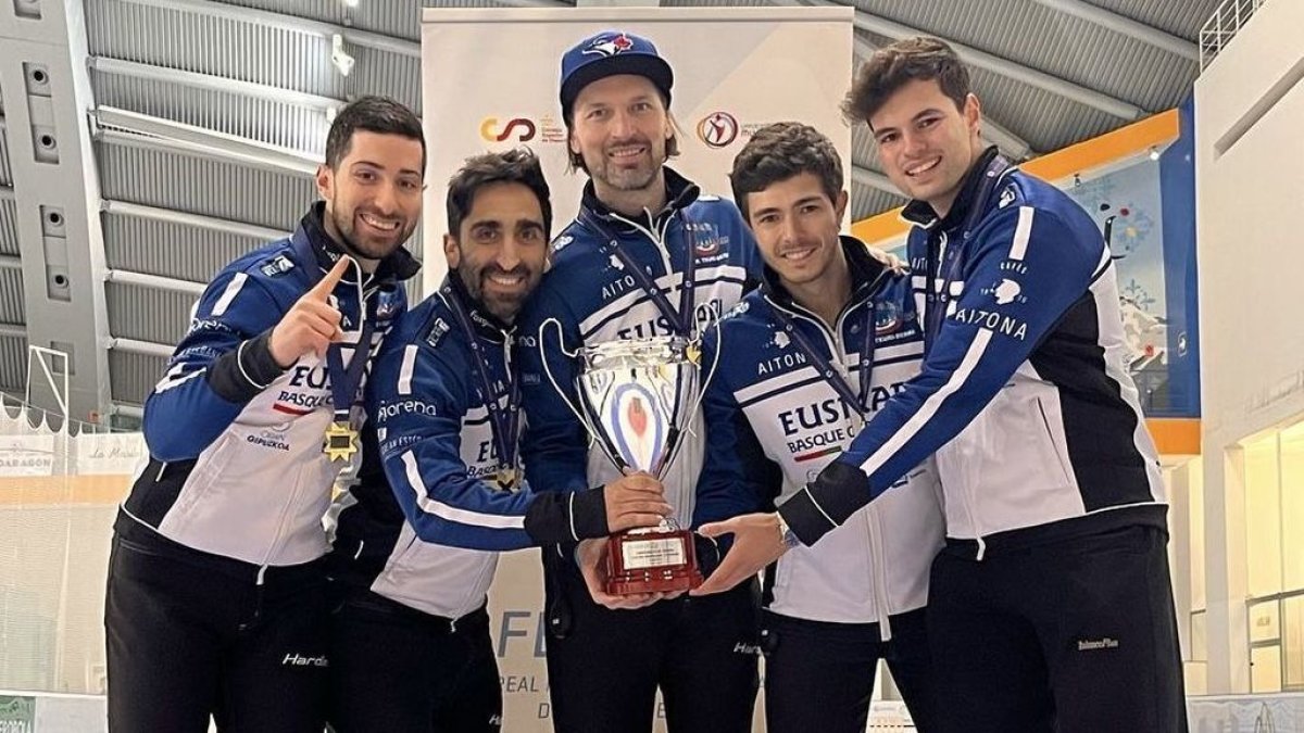De Paz, segundo por la derecha, con sus compañeros del Txuri Berri con el trofeo de campeones.