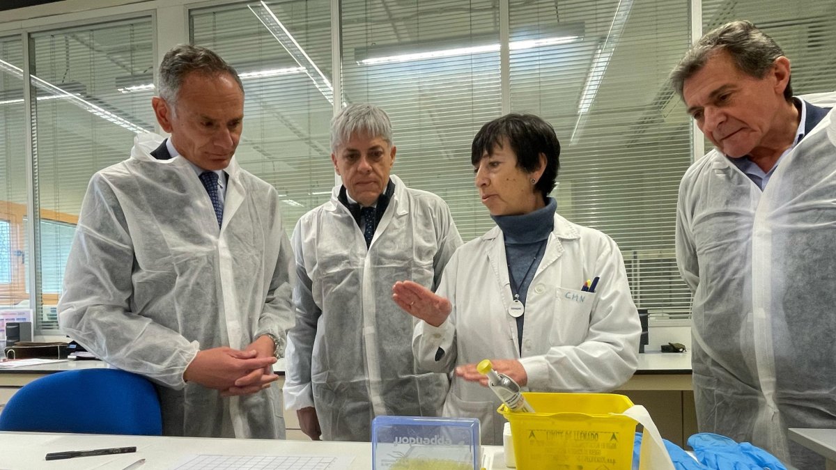 El director de Producción Agrícola y Ganadera de la Junta de Castilla y León, Rubén Serrano, este jueves en el Laboratorio Regional de Sanidad Animal de León.