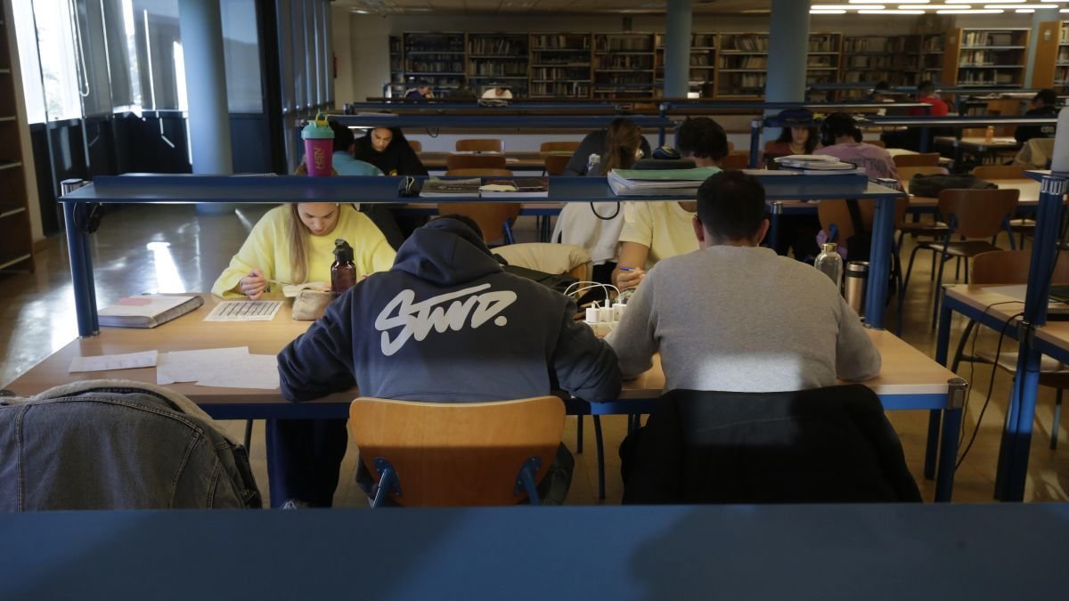 Universitarios leoneses en la biblioteca central del Campus de Vegazana.
