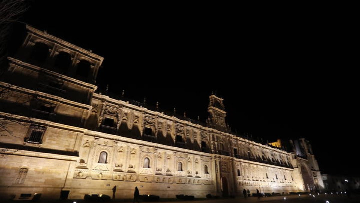 Denuncian al Parador de San Marcos por su invitación a disfrazarse de preso en carnaval