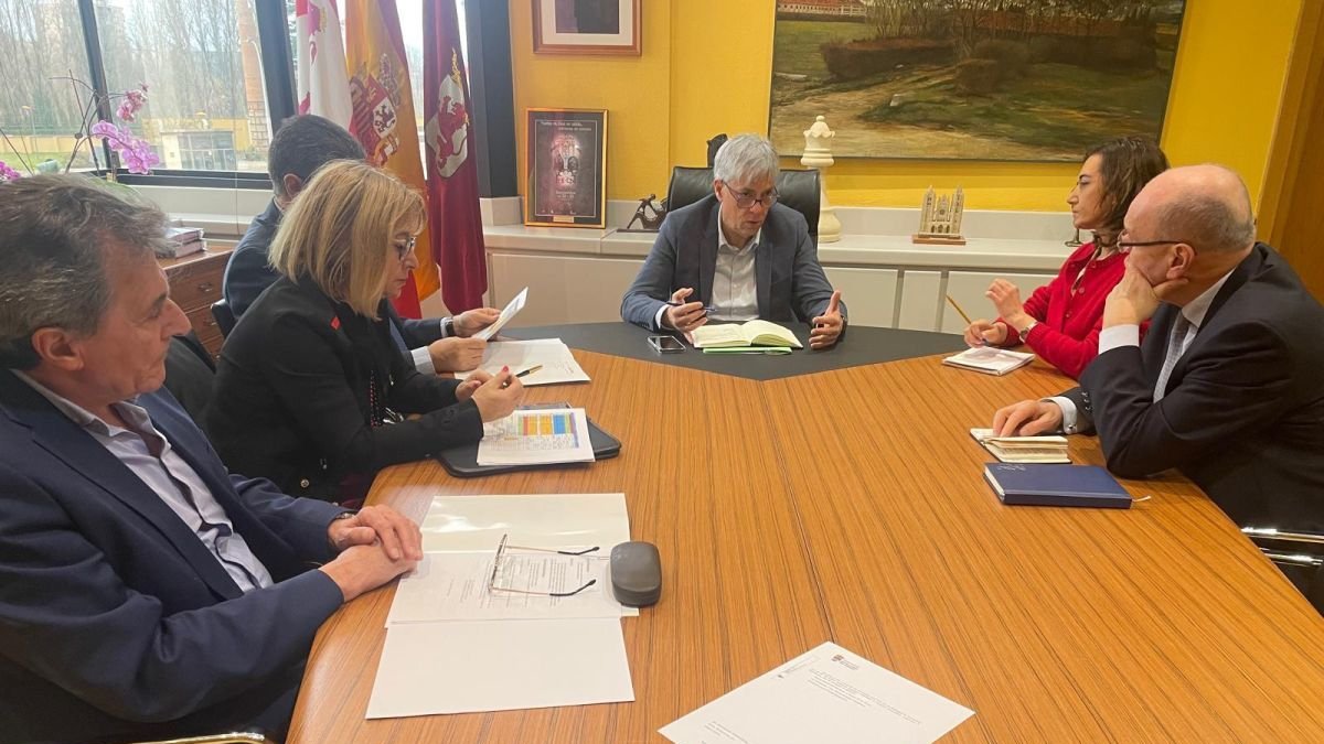 Un momento de la reunión mantenida en la delegación territorial.