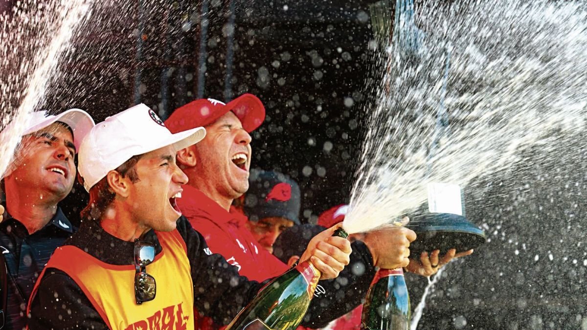 Álvaro Alonso Prada junto a Sergio García celebrando el triunfo en Adelaida.