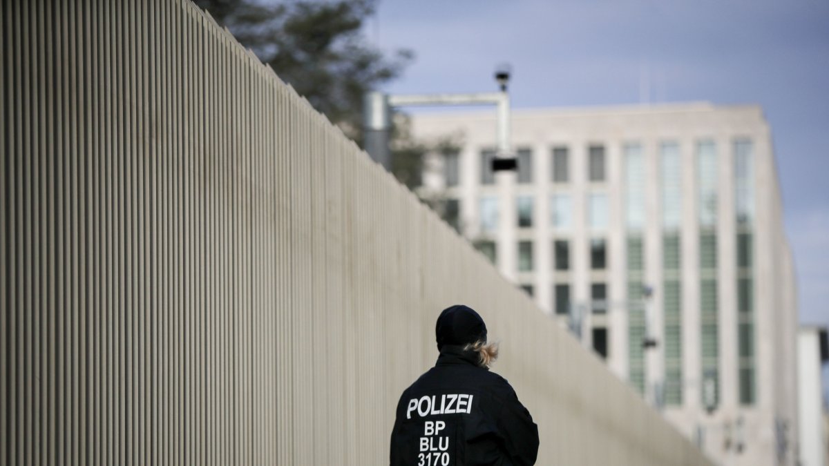 Archivo - Una policía alemana ante la sede del BND en Berlín