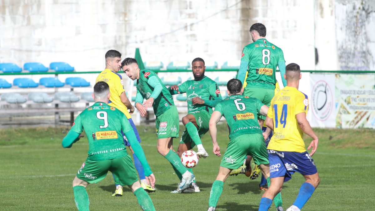 El Atlético Astorga es más líder tras su triunfo frente al Atlético Mansillés.