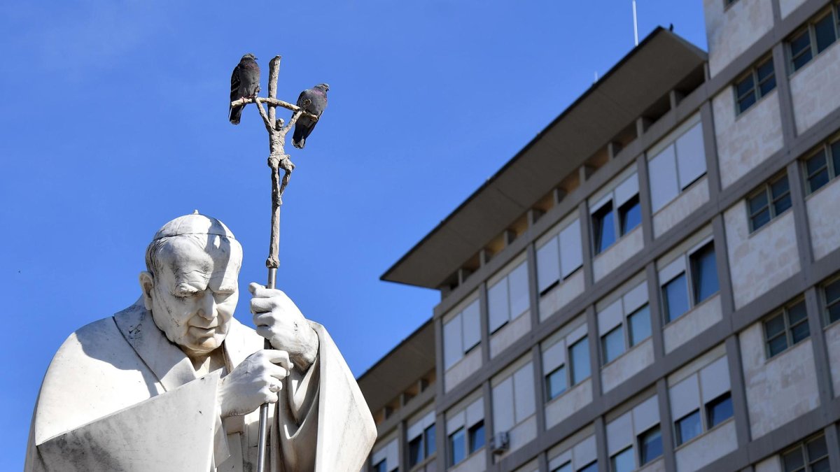 La estatua de Juan Pablo II ante el hospital Gemelli, donde está ingresado el papa Francisco. EFE/EPA/FABIO CIMAGLIA