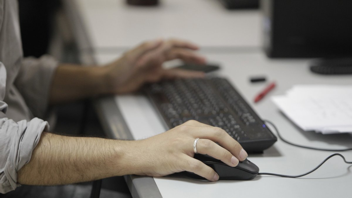 Un trabajador escribe con su teclado.