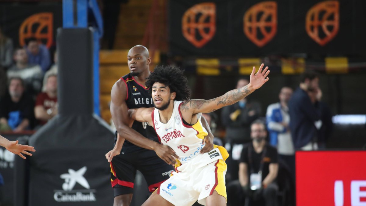 España supera a Bélgica por 59-52 en el Palacio de Deportes de León. En la foto Izan Almansa.