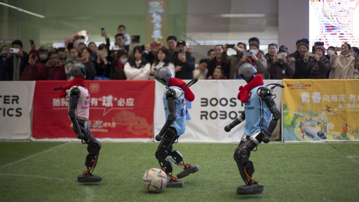 Los robots juegan al fútbol en Pekín.