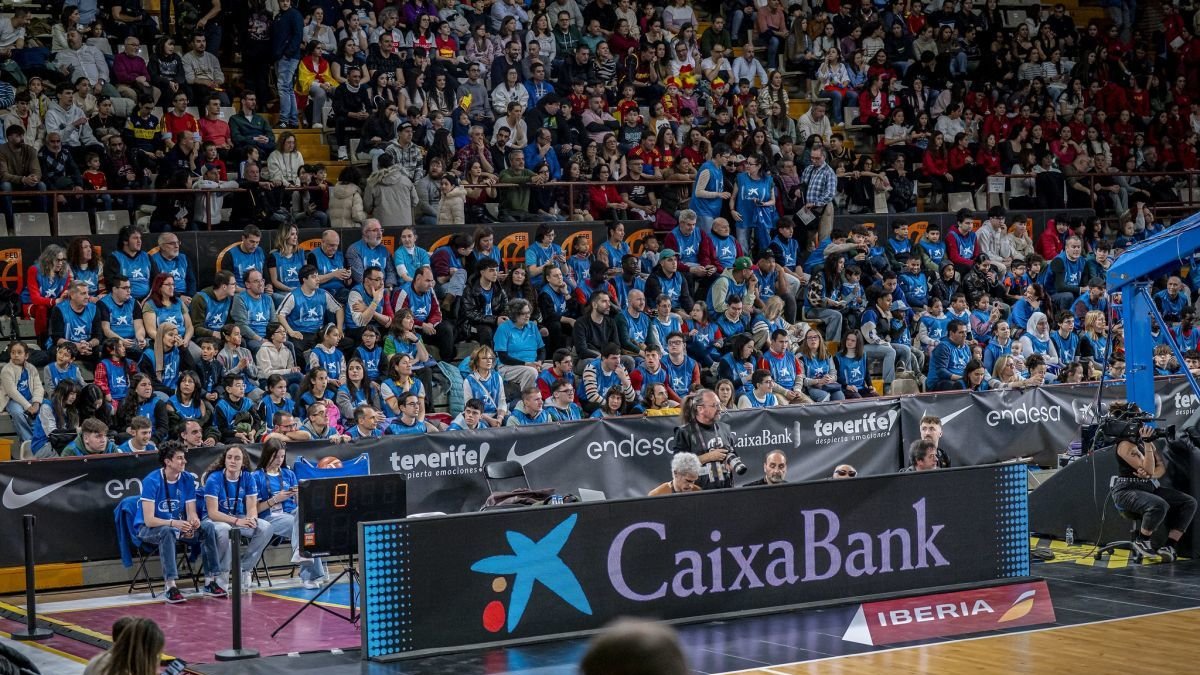 La Grada Solidaria de CaixaBank abrió las puertas del Palacio de Deportes de León a 175 personas que vibraron con la selección española de baloncesto.