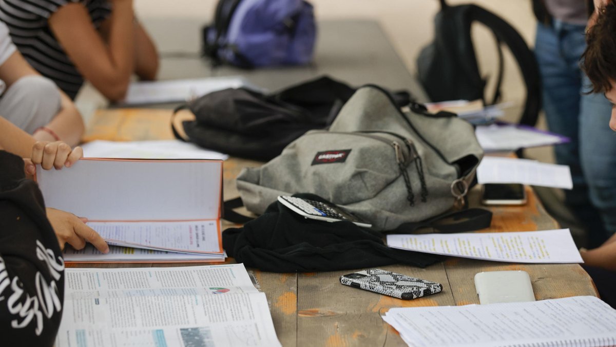 Imagen de archivo de un móvil en la mesa en un centro educativo. EFE/ Manuel Bruque
