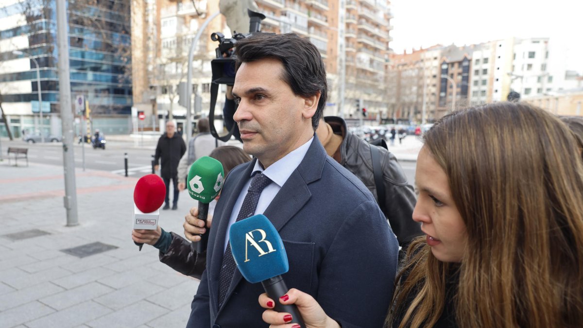 El novio de la presidenta madrileña Isabel Díaz Ayuso, Alberto González Amador, presta declaración este lunes ante la jueza que le investiga por dos presuntos delitos fiscales y falsedad documental, tras cuatro aplazamientos y casi un año después de que estallara el caso. EFE/ Sergio Perez