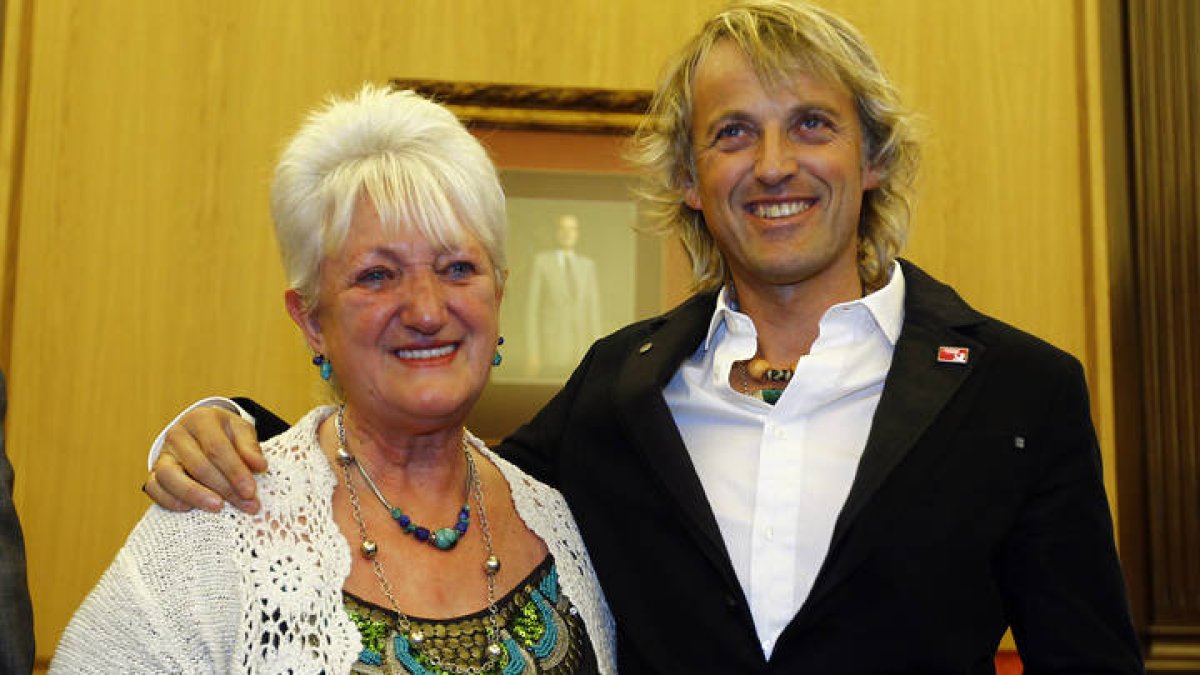 María Jesús y su hijo en  2011, en la entrega de la medalla de oro de León a Jesús Calleja