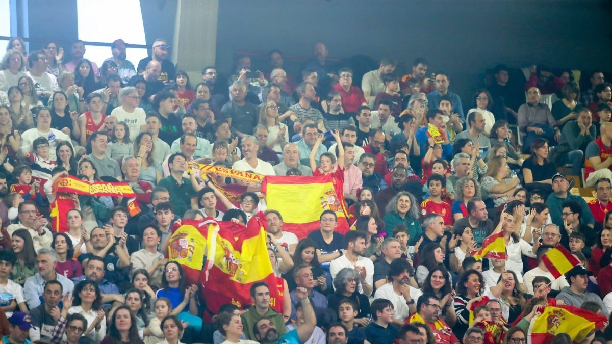 Los aficionados leoneses se volcaron con la selección.